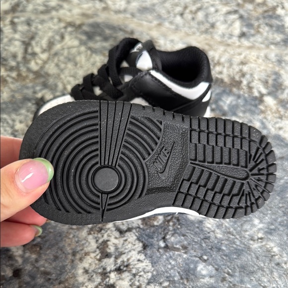 Nike Black and White Sneakers Low-Top Design - Picture 3 of 4